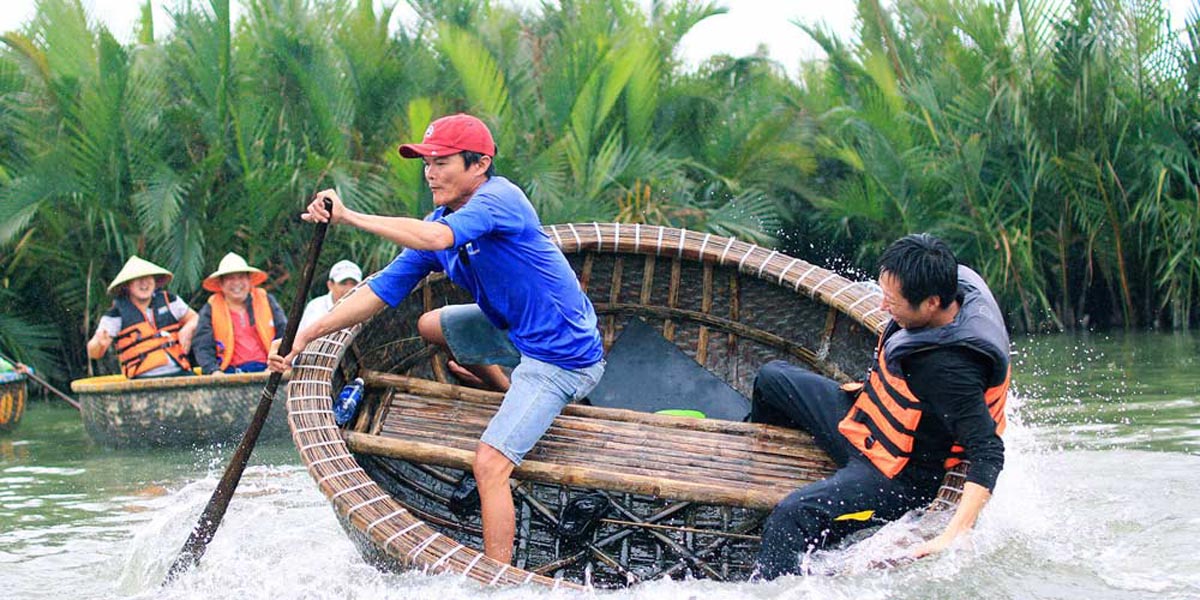 Realistic asia Vietnam Cam Thanh Village Basket Boat