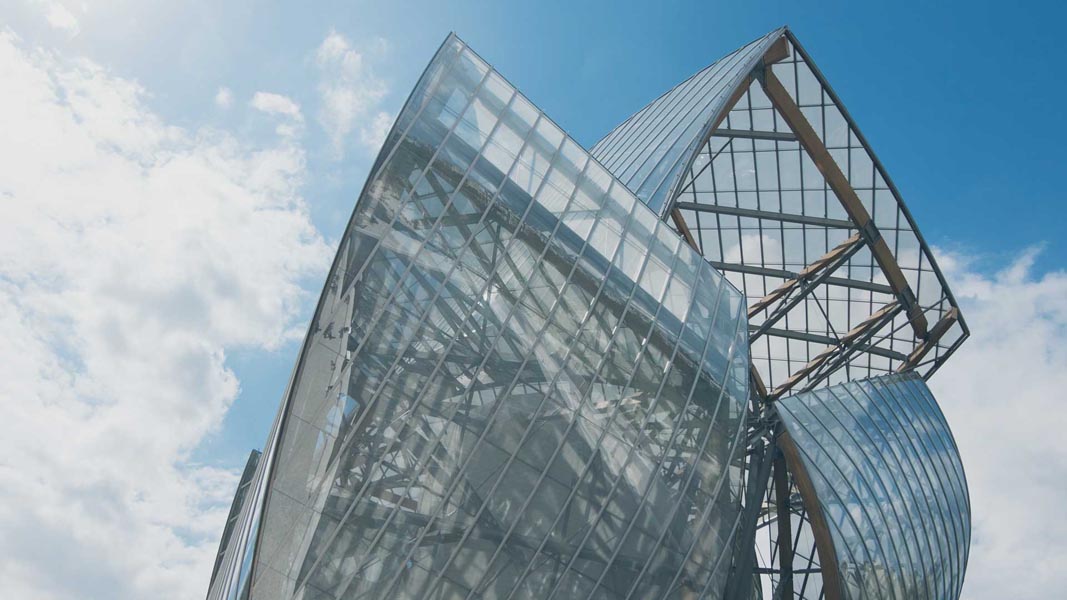 france main Louis Vuitton